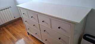 Cómoda blanca de madera