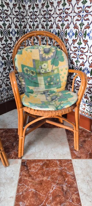 Sillas de mimbre con cojín floral