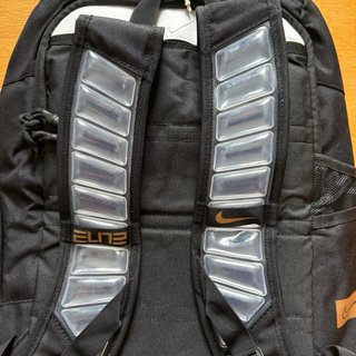Mochila Nike Elite Pro Negra y Dorada