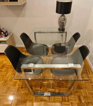 Mesa de comedor de cristal y metal