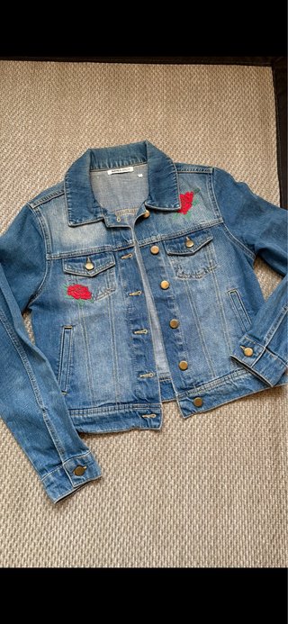 Chaqueta vaquera S con rosas bordadas