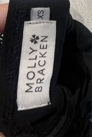 Mono corto negro con detalles de encaje