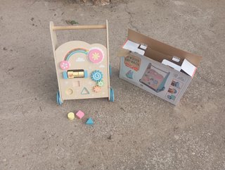 Andador de madera para bebé