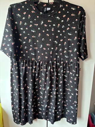 Vestido amplio negro con flores H&M