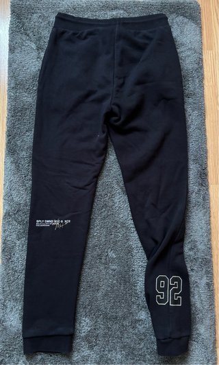 Chándal Negro Supply & Demand
