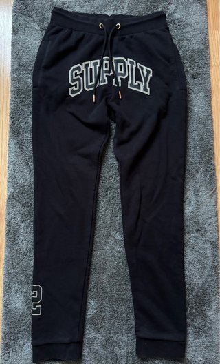 Chándal Negro Supply & Demand