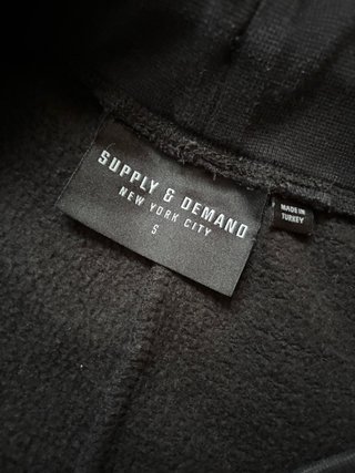 Chándal Negro Supply & Demand
