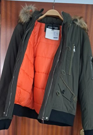 Chaquetón verde con capucha y pelo