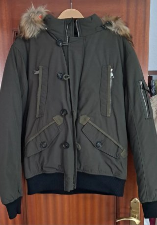 Chaquetón verde con capucha y pelo