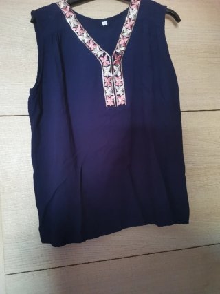 Blusa azul con bordado floral rosa XL