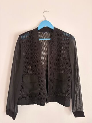 Chaqueta bomber negra de malla