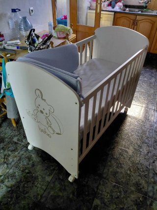 Cuna de bebé blanca con osito
