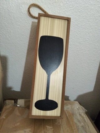 Caja de vino de madera con copa