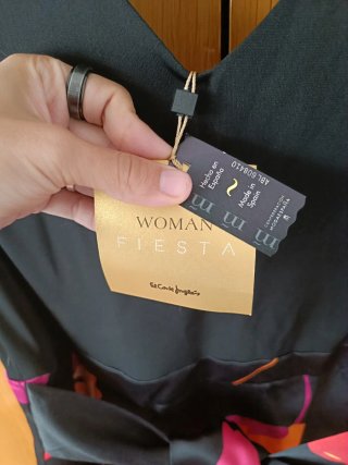 Vestido de fiesta negro con estampado floral