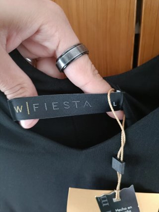 Vestido de fiesta negro con estampado floral