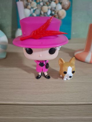 Funko Pop! Reina Isabel II con Corgi  . Sin caja