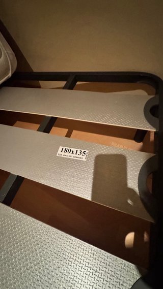 Base de cama con colchón beige