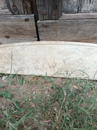 Lastra in marmo beige e bianco