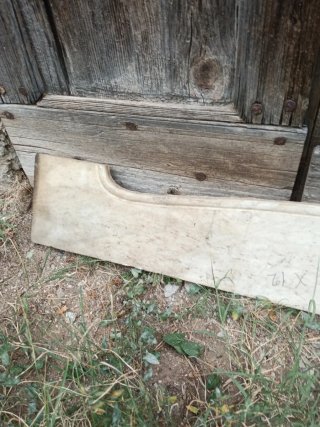 Lastra in marmo beige e bianco