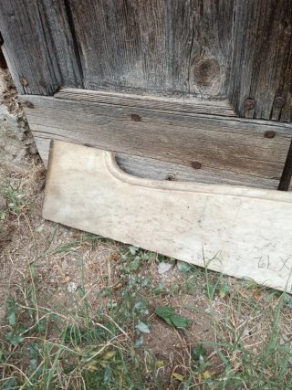 Lastra in marmo beige e bianco