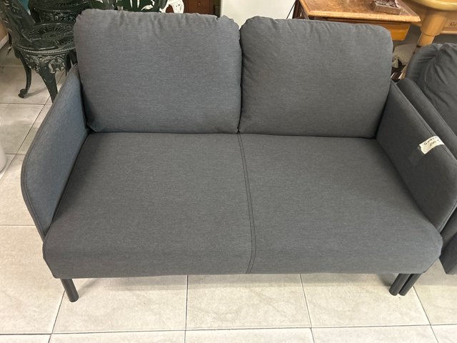 Sofá de dos plazas gris