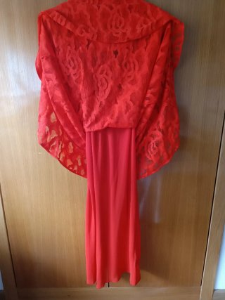 Vestido de fiesta rojo con encaje