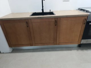 Muebles de cocina con fregadero y grifo