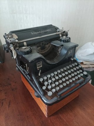 Máquina de escribir antigua Hispano-Olivetti M40