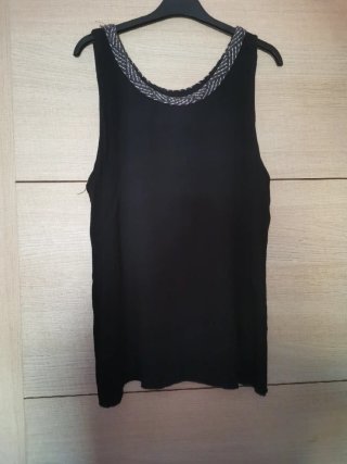 Blusa negra con detalle plateado