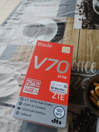 ZTE Blade V70 Vita 256GB con accesorios