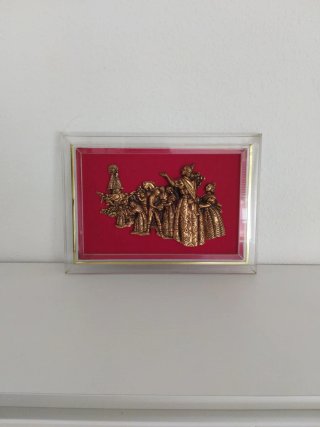 Cuadro de bronce con figuras