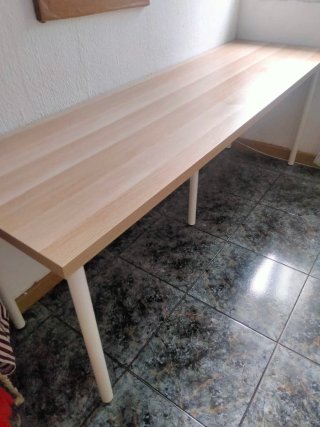 Mesa de escritorio de madera y metal