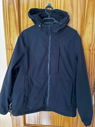 Chaqueta Negra con Capucha