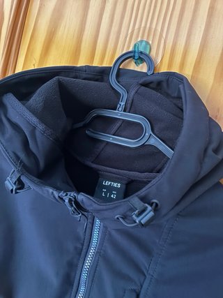 Chaqueta Negra con Capucha
