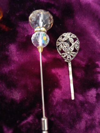 Alfileres antiguos con cuentas de cristal