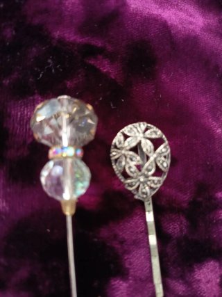 Alfileres antiguos con cuentas de cristal
