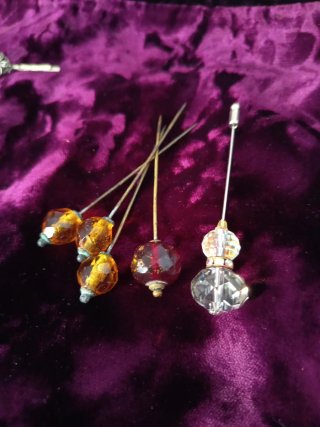 Alfileres antiguos con cuentas de cristal