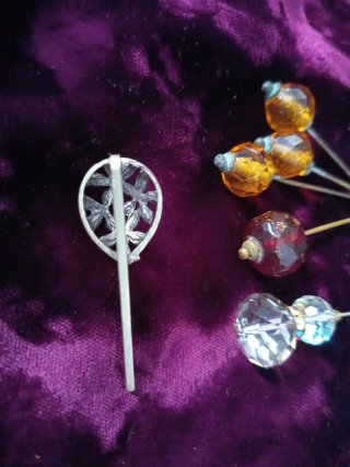 Alfileres antiguos con cuentas de cristal