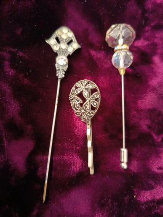 Alfileres antiguos con cuentas de cristal