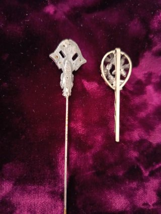 Alfileres antiguos con cuentas de cristal