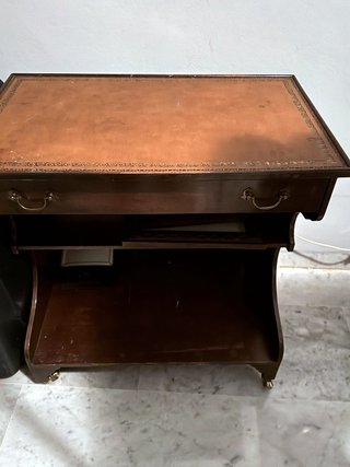 Mesa de televisión inglesa con tapa de piel