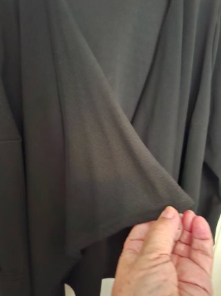 Chaqueta negra con solapas de vuelo