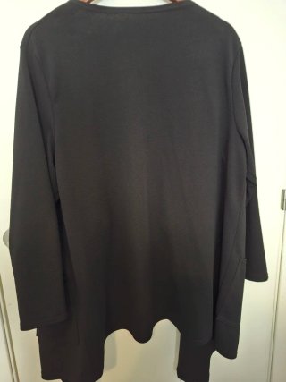 Chaqueta negra con solapas de vuelo