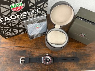 Reloj TAG Negro y Fucsia