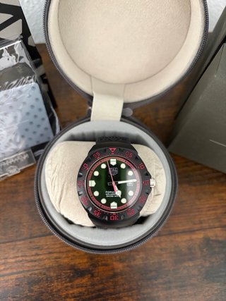 Reloj TAG Negro y Fucsia