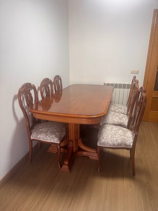 Mesa de comedor de madera con 6 sillas