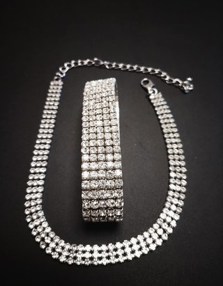 Girocollo e bracciale con strass