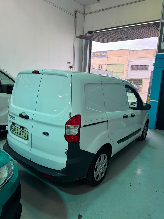 33500 kms! Ford Transit Courier