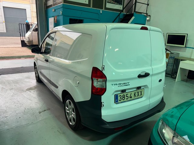 33500 kms! Ford Transit Courier