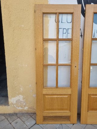 Dos puertas de madera con cristal